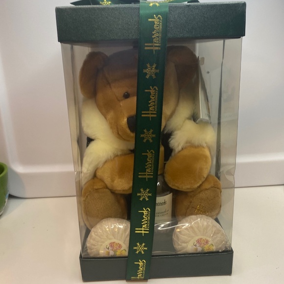 Harrods 2001 Annual Christmas Bear Green & White Fur Jacket NIB gift set